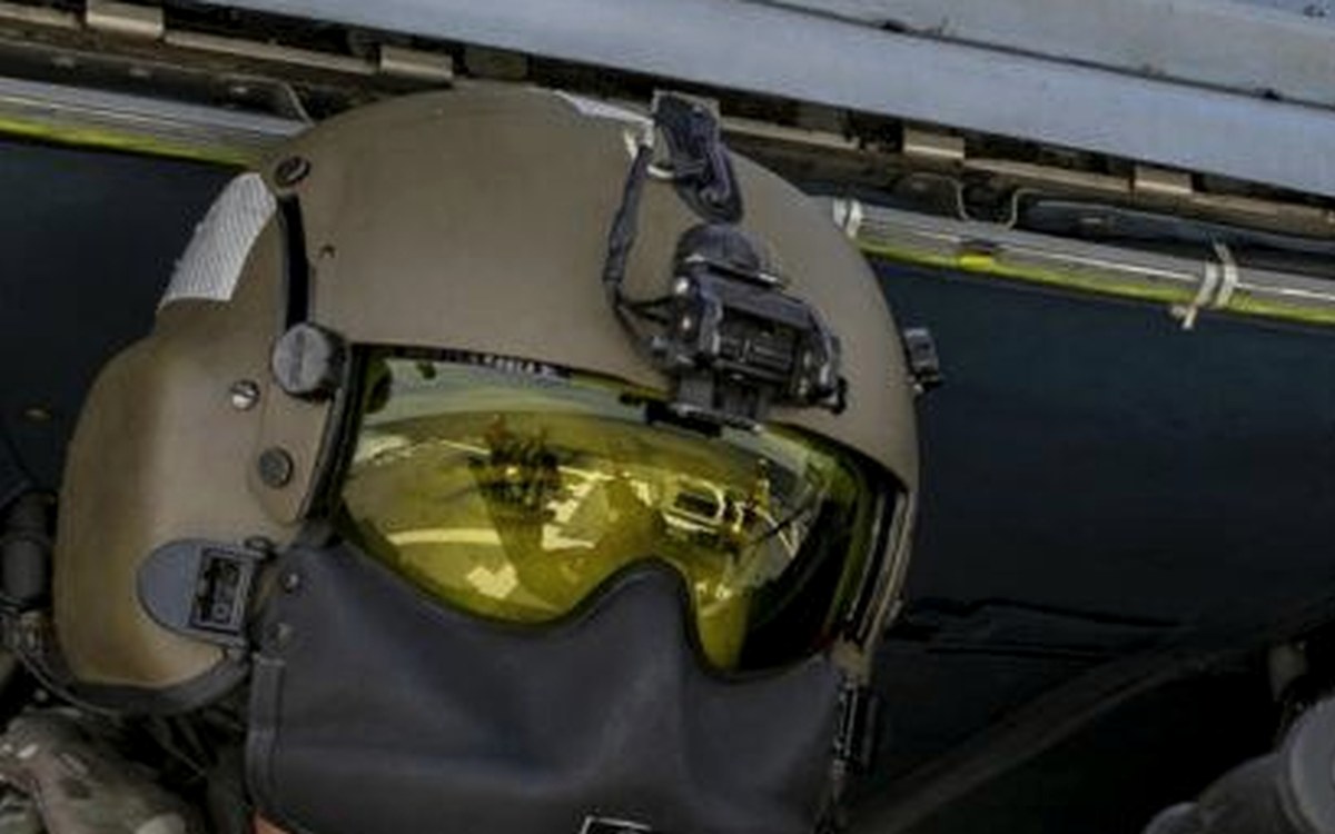 Aircrew helmet with a high-contrast amber visor lowered